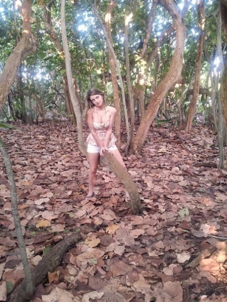 Большеглазая красотка Стейси Сильверстоун раздевается в лесу, чтобы похвастаться натуральными сиськами