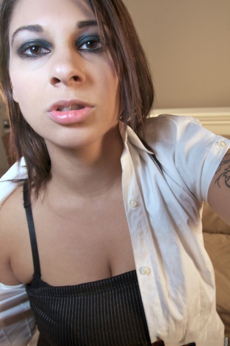 La teen tatuada Roxsy muestra sus tetas naturales y su suave coño en POV