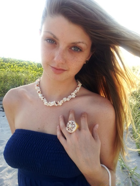 Elegancka niebieskooka nastolatka Staci Silverstone pokazuje ogoloną cipkę w spódniczce na plaży