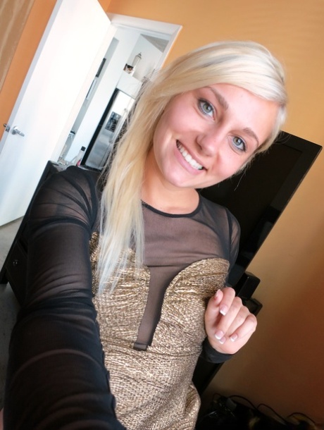 Tatoveret ung blondine Charli Shiin tager sexede trusser af til POV-fisseknep