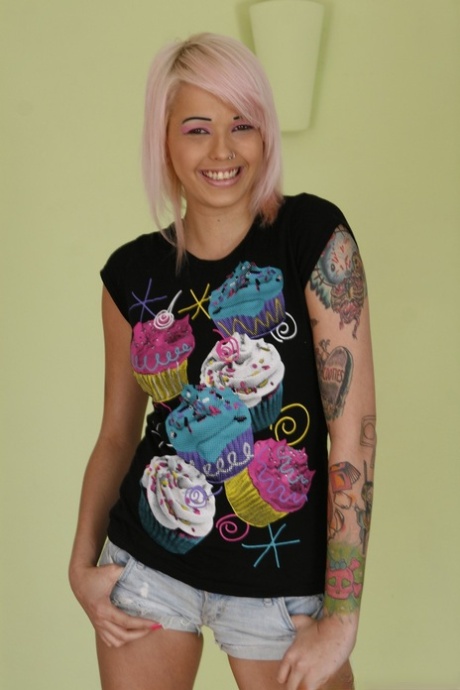 Rosahåriga australiensiska Chloe B visar upp perfekta naturliga bröst och tatueringar