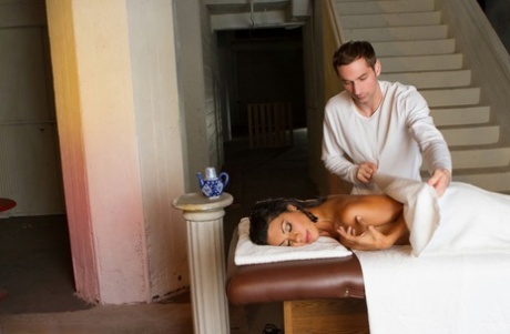 Opalona Latynoska Cassandra Cruz uprawiająca ostry seks na stole do masażu