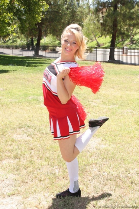 Wspaniała blond cheerleaderka Aurora Monroe świetnie się bawi pokazując swoje niewinne dziurki