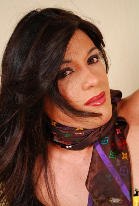 Latina shemale Sabrina Slavieiro onthult haar kleine tieten en harde paal