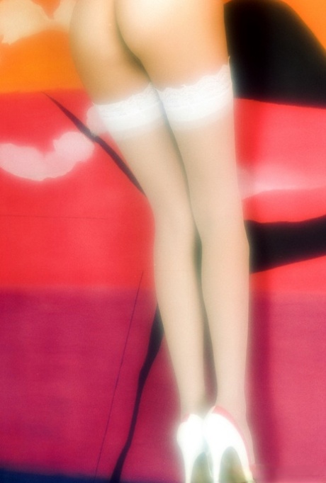 Белокурая модель в стильном костюме Krista Pflanzer показывает свои большие сиськи и буш