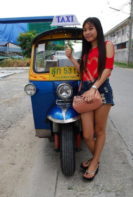 Krásná asijská teenagerka v sexy džínových šortkách je vyzvednuta na ulici
