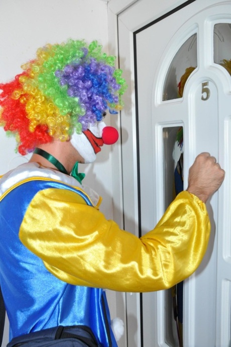 Clown mit großem Schwanz fickt MILF Laras Vagina in ihren Lieblingsstellungen