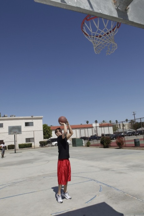 Basketball fan Eden Adams suger stor pik og rider det i omvendt pige