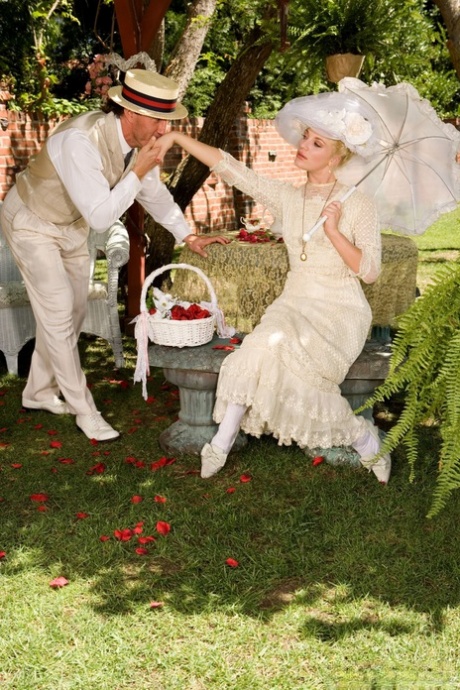 Eleganta damen Aurora Snow blir knullad och ansiktsbehandlad i trädgården av en hunk