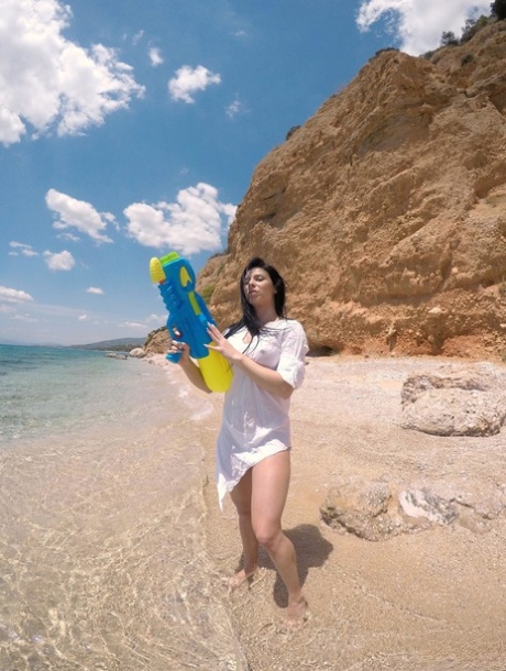 Bikini babes med store æsler Inna Innaki og Kitana lokke fingering på en strand