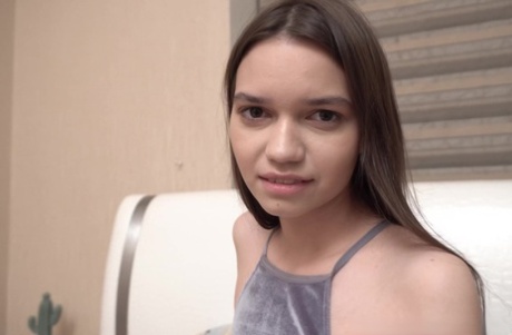 Amatör ryska tonåring Pinky Breeze rider en dong med hennes rakade hål