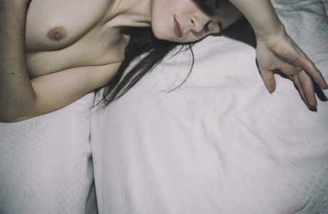 Desnuda Amber Nevada toca su coño afeitado perforado en el dormitorio por la noche