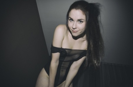Tiener Amber Nevada kleedt zich gewillig uit op camera in donkere hotelkamer