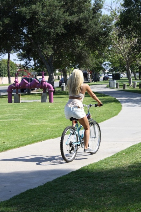 Den blonde bicycler Layla Price i booty shorts bliver kneppet groft og sprøjtet i ansigtet