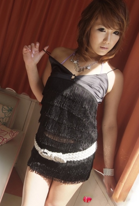 Nipponico rosso in nero vestito Akiho Nishimura touching se stessa