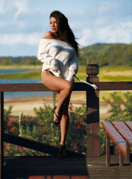 La mannequin lituanienne glamour Sonia Sanders pose seins nus sur la plage de sable