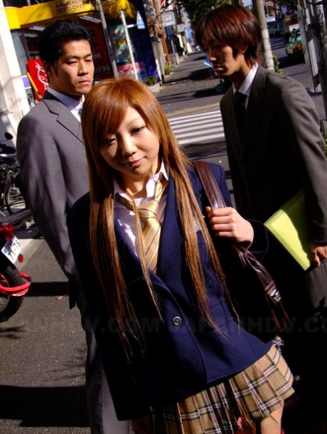 Рыжую японскую школьницу Руи Хазуки трахают в задницу в азиатском сексе втроем
