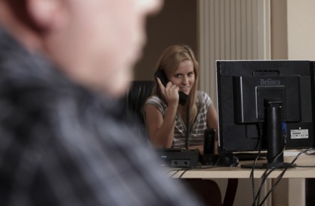 Kleine tiener secretaresse Kandi blaast haar oude baas af