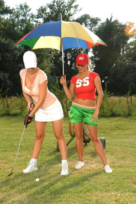 Chicas lesbianas Jannete y Carol se juegan los agujeros de amor mientras juegan al golf