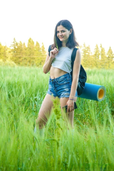 Brunette hottie Mary Kom stript in het veld en masturbeert op een yogamat