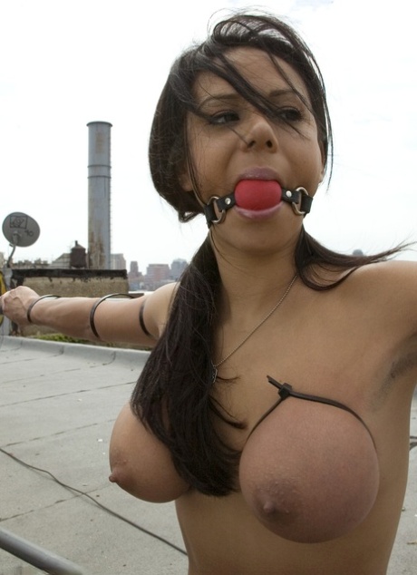 La tetona Nadia Styles es azotada y electrocutada al aire libre por Mistress Hidest