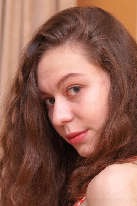 Die brünette Teenagerin Sofi Smail entblößt ihren schlanken Körper und spielt mit sich selbst