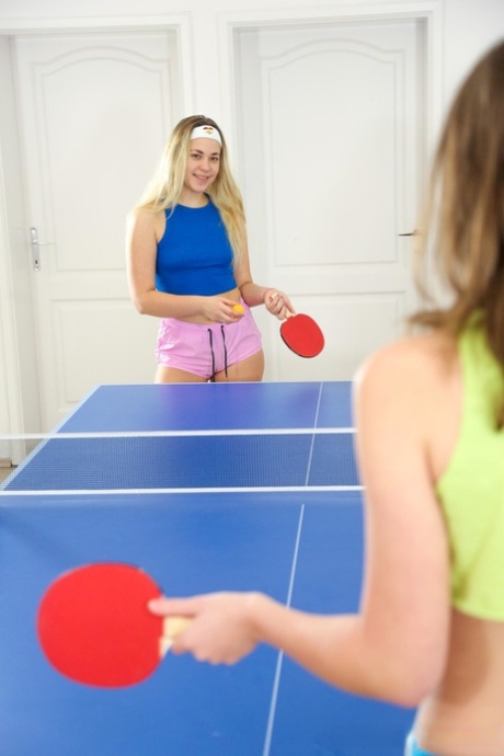 Selvaggia Babe 和 Alessandra Amore 在乒乓球桌上互相吸吮对方的乳头