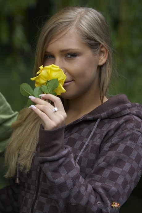 Die winzige Teenagerin Sheryl Nitro wird von einem fetten alten Mann geschlagen, den sie im Park getroffen hat