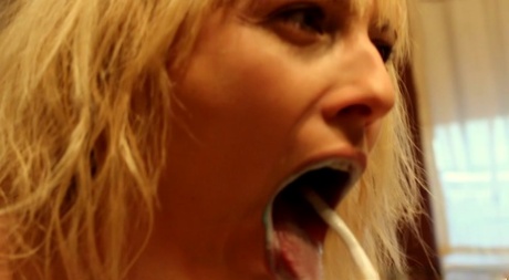 Opphisset ungarsk MILF i strømper Victoria Blonde leker lidenskapelig med seg selv
