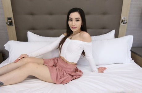 Aria Lee, adolescente canadienne maigre, fait une fellation étonnante avant de faire l