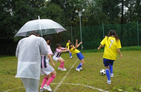 Asiatisches Teenie-Mädchen bekommt ihre haarige Fotze von einem Fußballteam im Freien gespielt