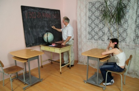 Hete tiener met varkensstaart Iren wordt geroosterd door twee oude leraren in de klas