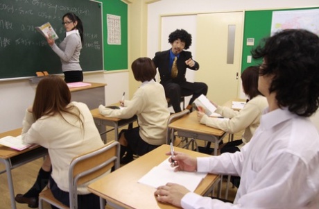 Asiatisk skolflicka Chihiro Takizawa får sin fitta ätit i omklädningsrummet