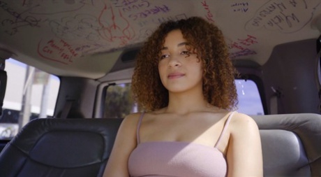Adolescente latina de cabelo encaracolado, Mariah Banks, a ser fodida no autocarro