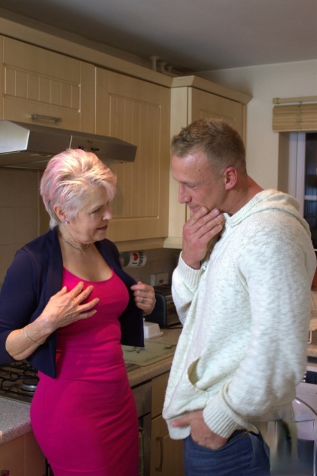 Moden bestemor i en rosa kjole Lady Sextacy gir en fantastisk blowjob til en hingst