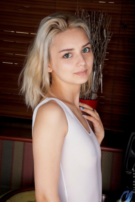 Schattige Russische tiener Jenny Wilson showt haar geschoren kutje helemaal naakt
