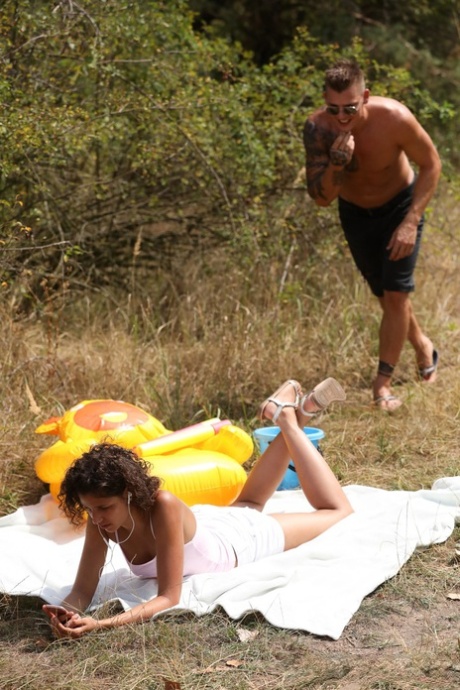 La teenager ungherese Bunny Love si fa scopare e sborrare in faccia durante il picnic