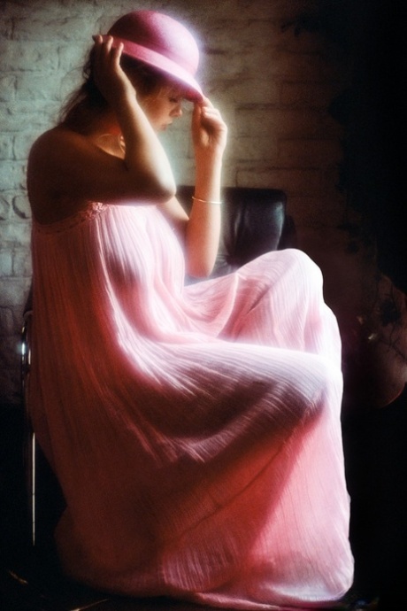 Белокурая модель Джоанн Лэтэм (Joanne Latham) демонстрирует свои большие сиськи и волосатую муфту во время фотосессии
