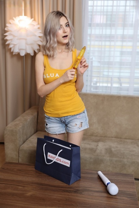 Štíhlá teenagerka s velkými prsy Eva Elfie si hraje s několika hračkami na gauči