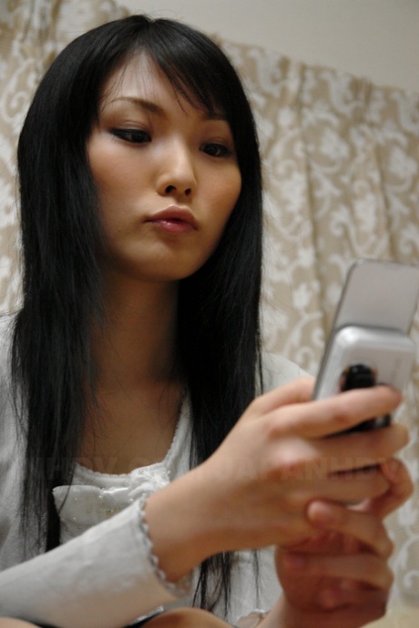 Die geile Japanerin Ruri Shinohara stellt eine Webcam auf und spielt mit ihrem haarigen Muff
