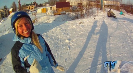 Blond amatorska nastolatka robi niesamowitego loda w samochodzie i na śniegu