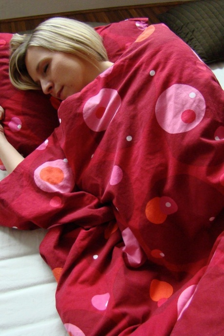 La joven checa Bianca Ferrero se despoja de su sexy lencería al despertar