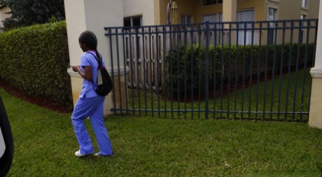 Ebony gezondheidsmeisje Lexxi Deep berijdt een blanke knop in een neukbusje