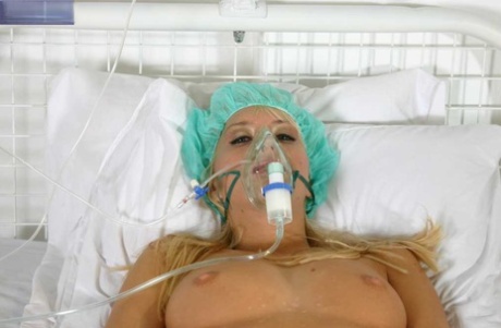 Sød patient med små bryster Diana Gold får sin anus kneppet i beskyttet sex