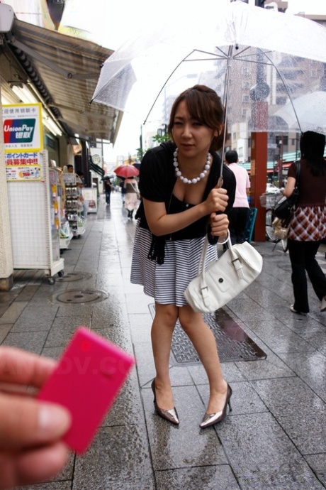 可爱的日本女士赤西亮在公共场合亮出她可爱的内裤