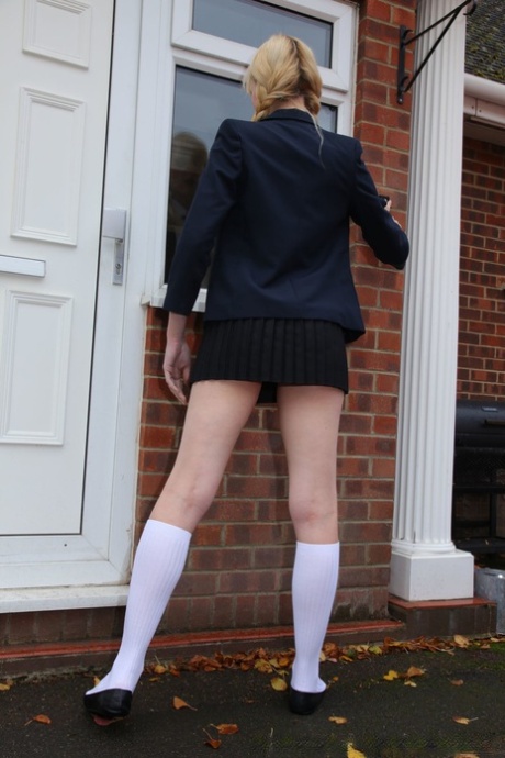 Blonďatá školačka Joceline myje nevinné tělo a špinavé ponožky ve vaně