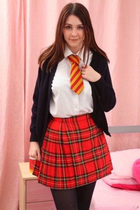 Den nydelige skolejenta Lauren Chelsea tar av seg uniformen og poserer i strømper.