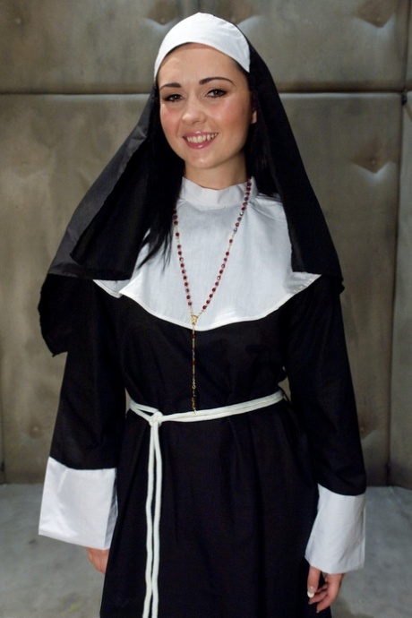 Kinky Nonne mit einem göttlichen Hintern Angell Summers Streifen und posiert nackt