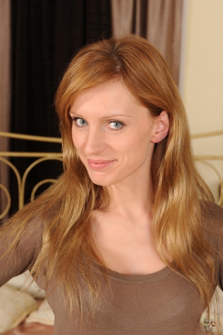 Tynd russisk MILF Olga Barz afslører sine perfekte bryster og lyserøde huller
