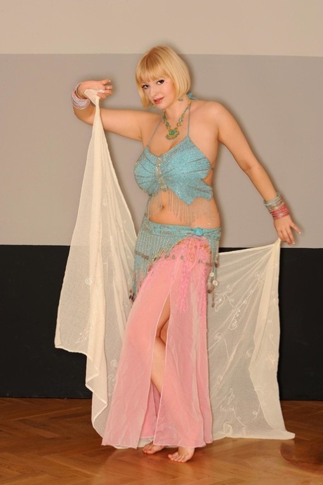 Blonde buikdanseres Sophie Mei stript en pronkt met haar grote natuurlijke tieten